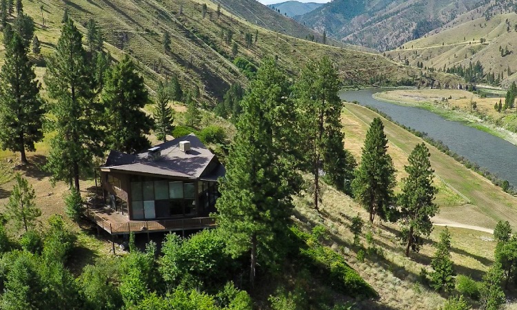 Ram House Lodge at mackay bar overlooking the Salmon River